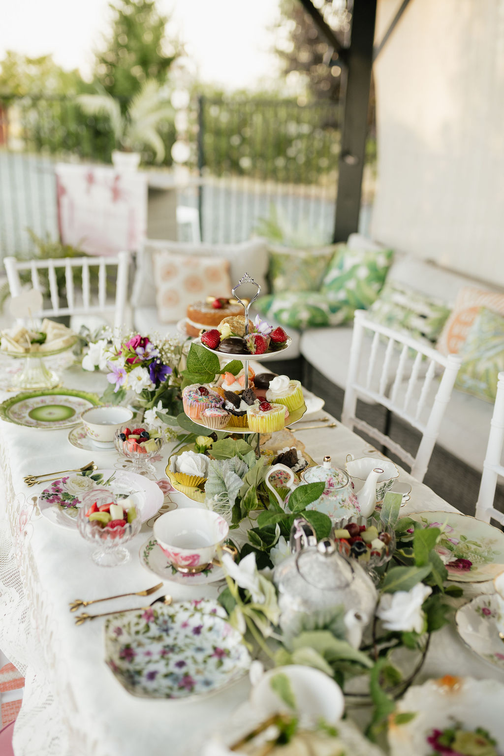 Elegant service table setting